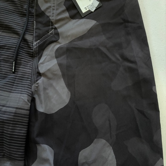 New mens Oakley board shorts - Picture 3 of 6